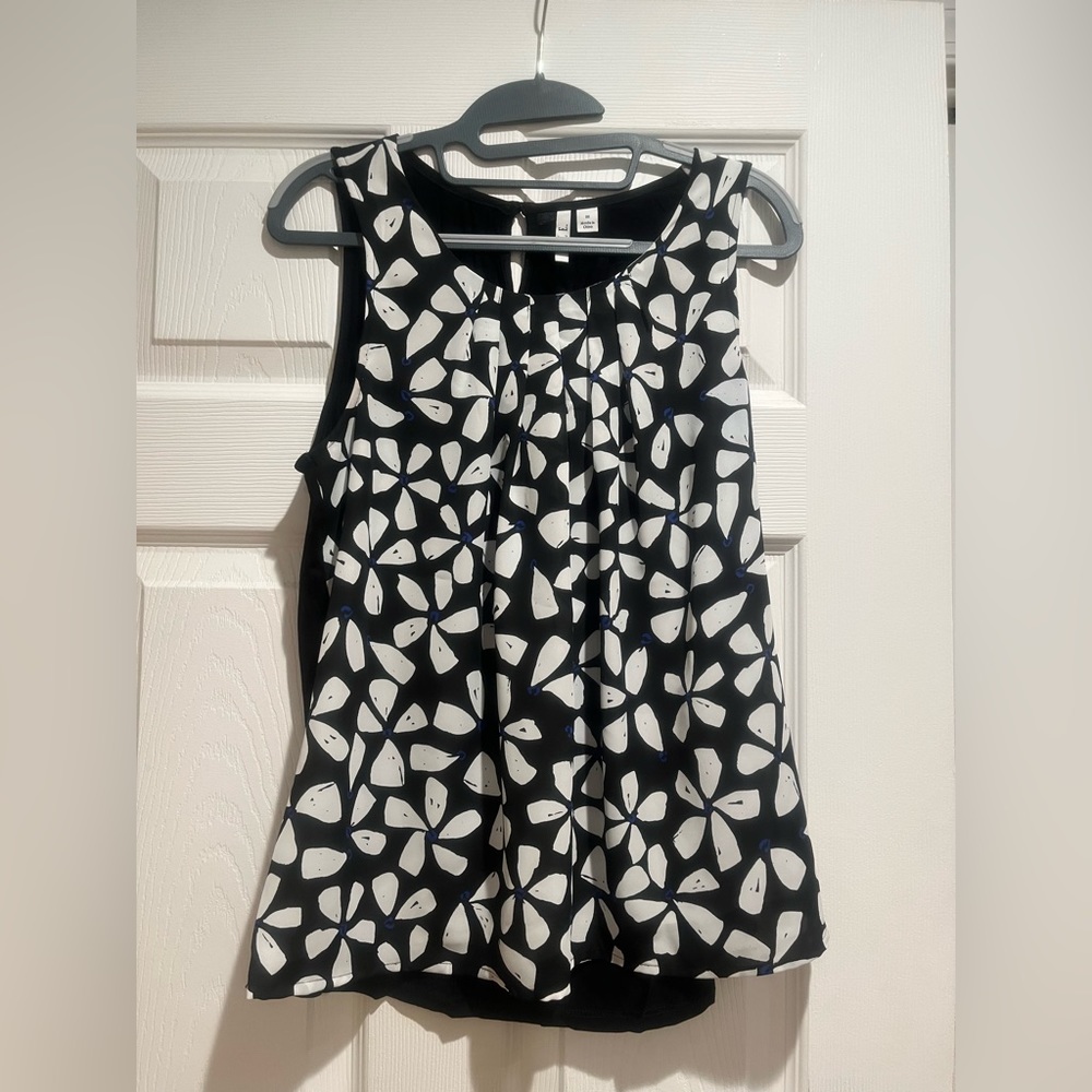 Elle size M sleeveless blouse.  Black with flowers